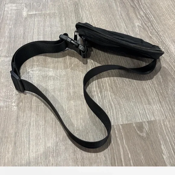 Black Belt Bag Fanny Pack Crossbody Sling Bag Adjustable Strap - Picture 2 of 4